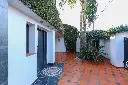 Jardin al frente