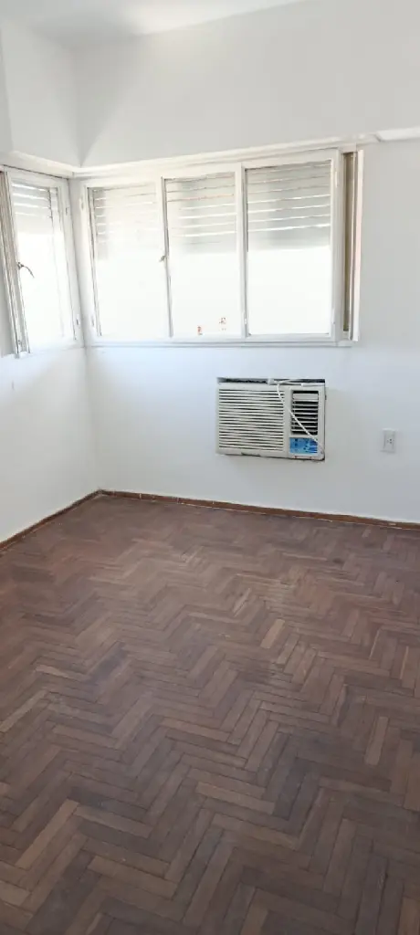 Dormitorio con aire.